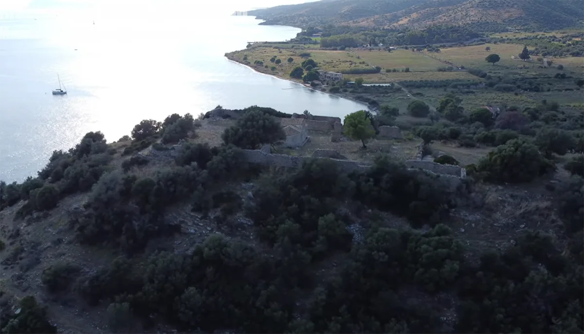 Το ξεχασμένο μοναστήρι με οχυρωματικό περίβολο απέναντι από την Ύδρα