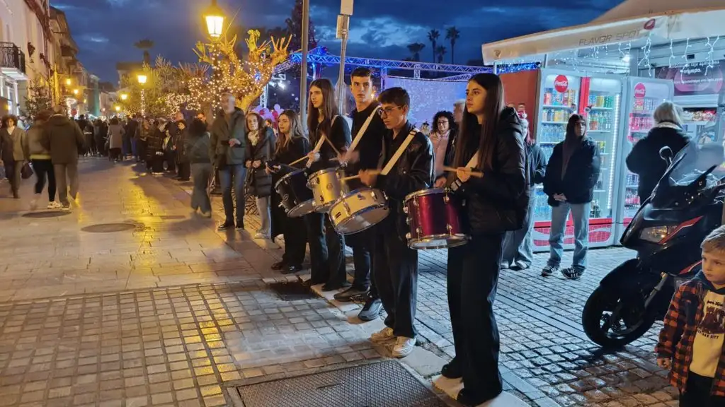 Το Μουσικό Σχολείο Αργολίδας στο άναμμα του χριστουγεννιάτικου δέντρου στο Ναύπλιο