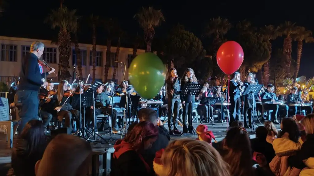 Το Μουσικό Σχολείο Αργολίδας στο άναμμα του χριστουγεννιάτικου δέντρου στο Ναύπλιο