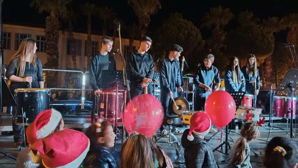 Το Μουσικό Σχολείο Αργολίδας στο άναμμα του χριστουγεννιάτικου δέντρου στο Ναύπλιο