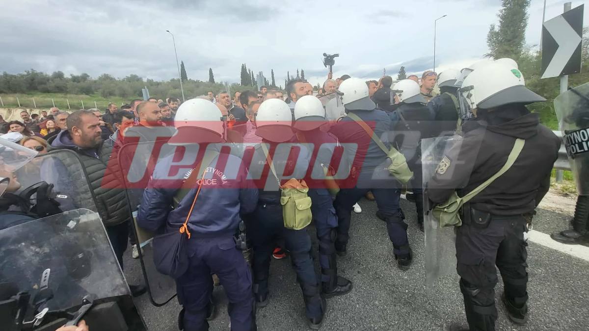 Δεν αντέχει άλλο ο πρωτογενής τομέας: Ένταση στο μπλόκο του Κιάτου – Ξύλο και δακρυγόνα (video)
