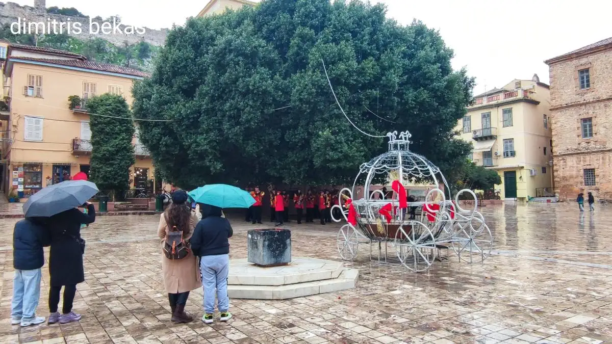 Πρωτοχρονιάτικα κάλαντα με χιονόνερο στο Ναύπλιο – Η Φιλαρμονική έδωσε γιορτινό παλμό στην πόλη