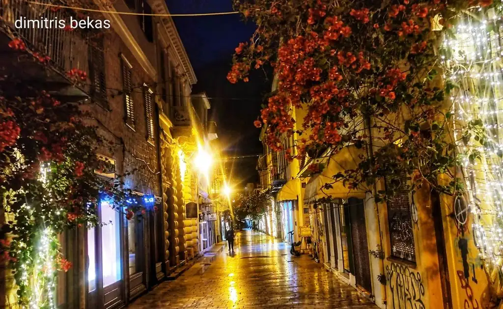 Χριστουγεννιάτικος στολισμός στο Ναύπλιο το βράδυ 2025