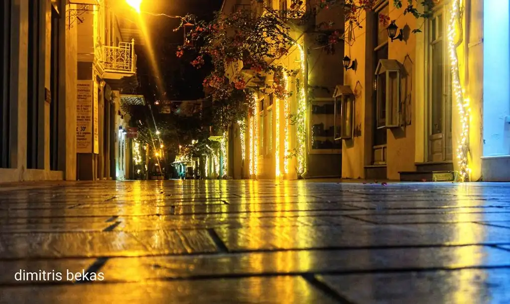 Χριστουγεννιάτικος στολισμός στο Ναύπλιο το βράδυ 2025