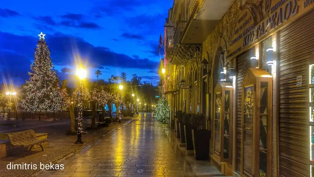 Χριστουγεννιάτικος στολισμός στο Ναύπλιο το βράδυ 2025