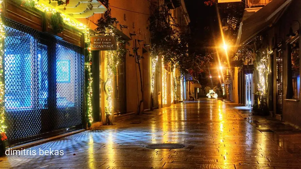 Χριστουγεννιάτικος στολισμός στο Ναύπλιο το βράδυ 2025