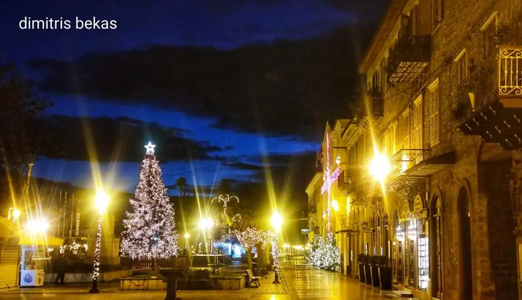 Χριστουγεννιάτικος στολισμός στο Ναύπλιο το βράδυ 2025