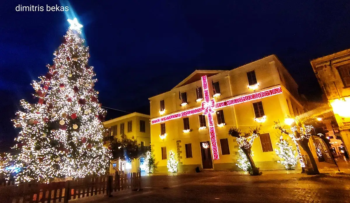 Ο χριστουγεννιάτικος στολισμός που κάνει το Ναύπλιο να μοιάζει με καρτ-ποστάλ