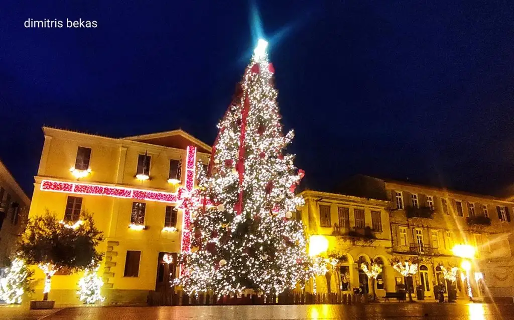 Χριστουγεννιάτικος στολισμός στο Ναύπλιο το βράδυ 2025