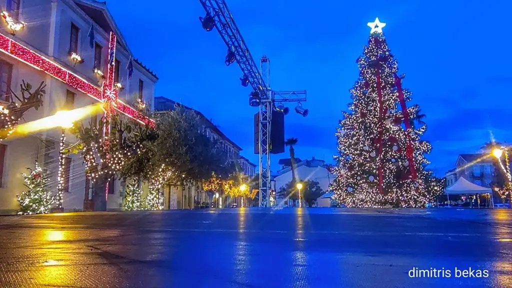Χριστουγεννιάτικος στολισμός στο Ναύπλιο το βράδυ 2025