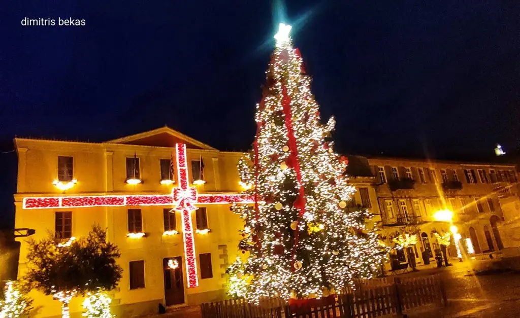 Χριστουγεννιάτικος στολισμός στο Ναύπλιο το βράδυ 2025