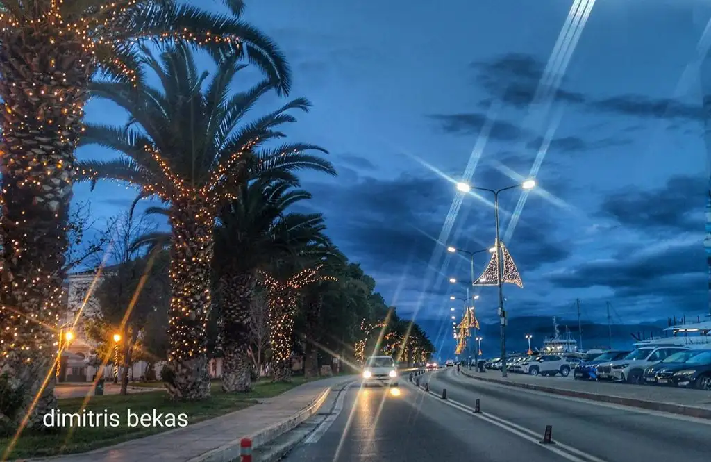 Χριστουγεννιάτικος στολισμός στο Ναύπλιο το βράδυ 2025
