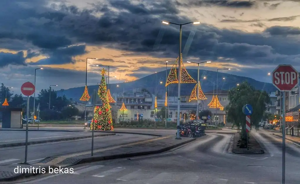 Χριστουγεννιάτικος στολισμός στο Ναύπλιο το βράδυ 2025