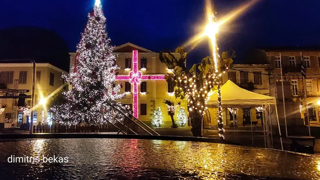 Χριστουγεννιάτικος στολισμός στο Ναύπλιο το βράδυ 2025
