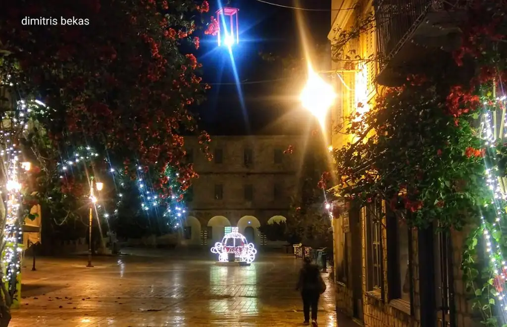 Χριστουγεννιάτικος στολισμός στο Ναύπλιο το βράδυ 2025