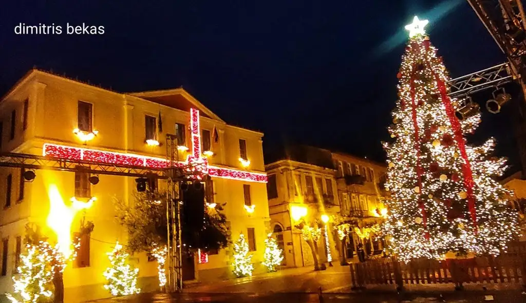 Χριστουγεννιάτικος στολισμός στο Ναύπλιο το βράδυ 2025