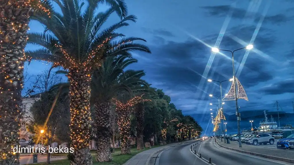 Χριστουγεννιάτικος στολισμός στο Ναύπλιο το βράδυ 2025