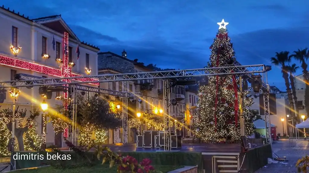 Χριστουγεννιάτικος στολισμός στο Ναύπλιο το βράδυ 2025