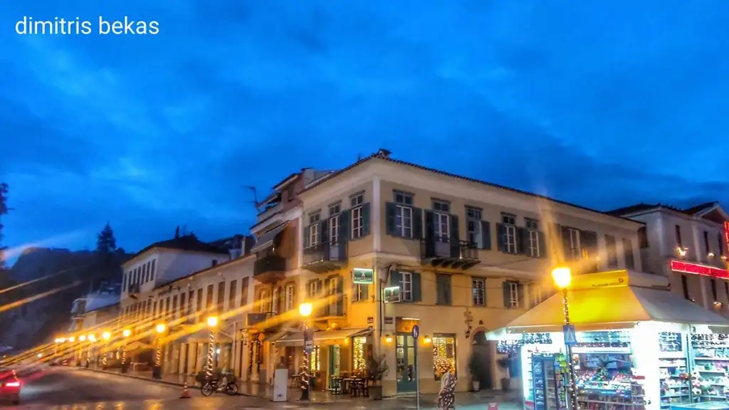 Χριστουγεννιάτικος στολισμός στο Ναύπλιο το βράδυ 2025