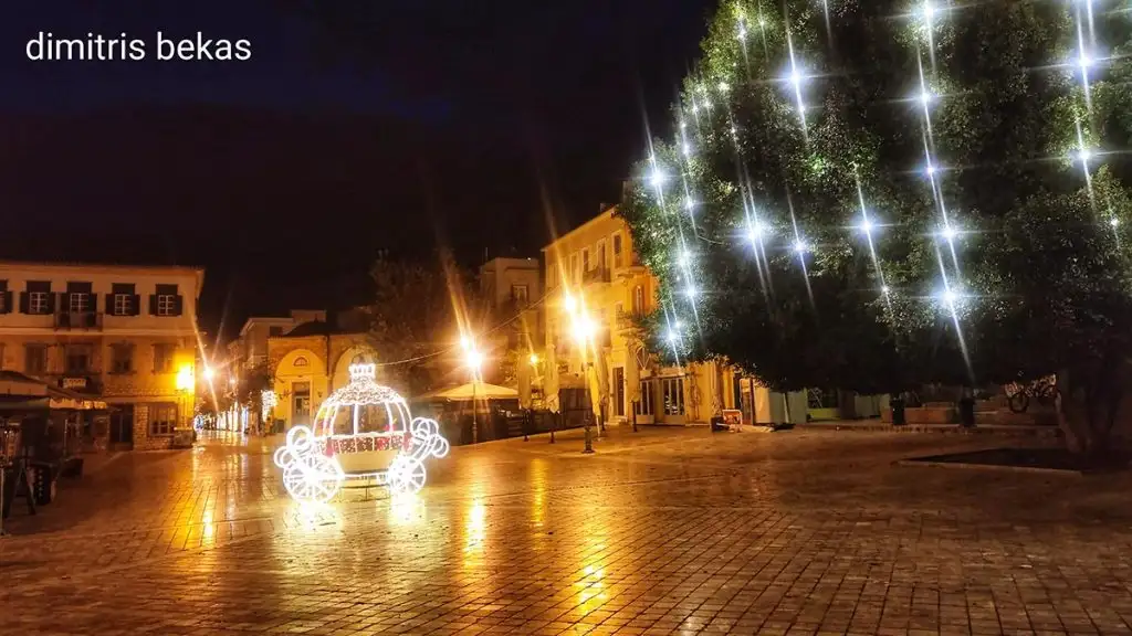 Χριστουγεννιάτικος στολισμός στο Ναύπλιο το βράδυ 2025