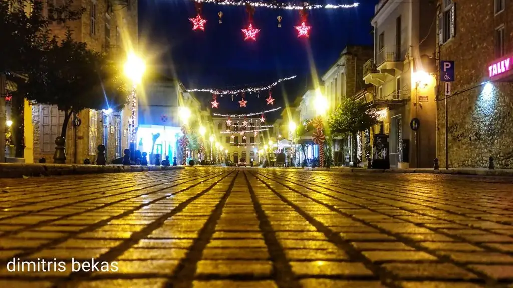 Χριστουγεννιάτικος στολισμός στο Ναύπλιο το βράδυ 2025