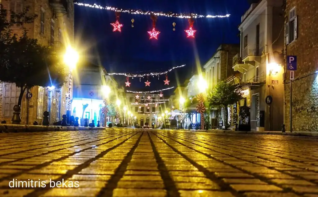 Χριστουγεννιάτικος στολισμός στο Ναύπλιο το βράδυ 2025