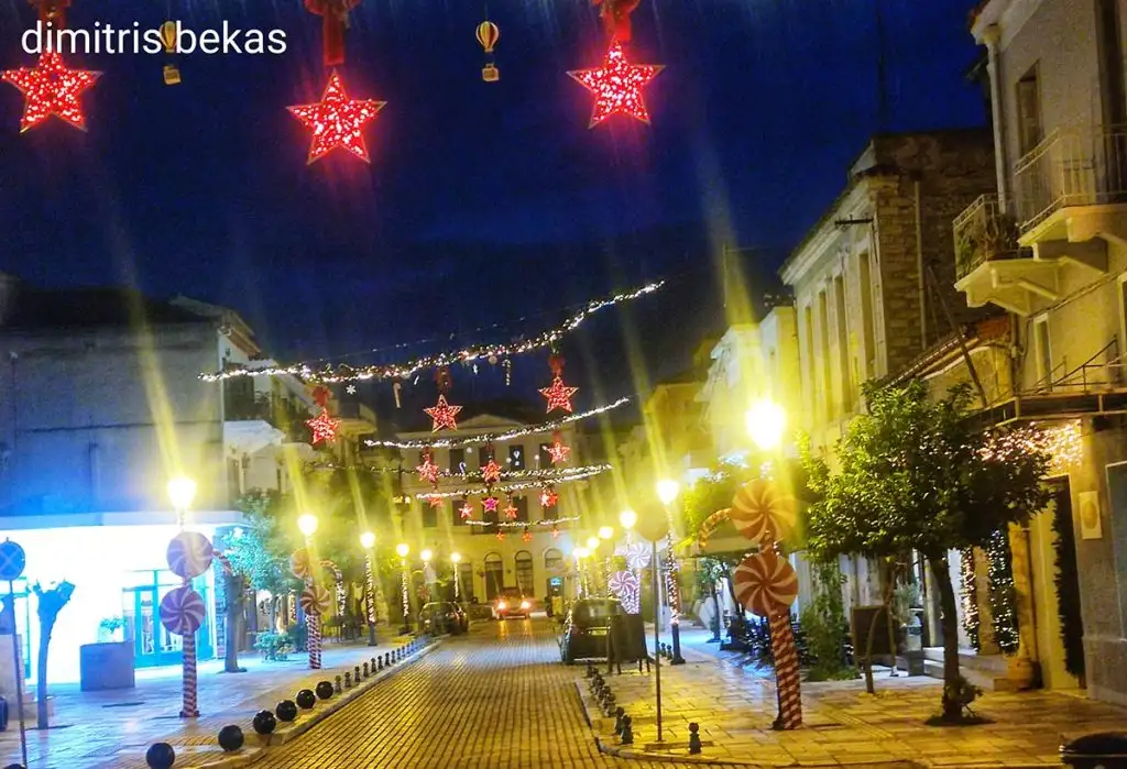 Χριστουγεννιάτικος στολισμός στο Ναύπλιο το βράδυ 2025