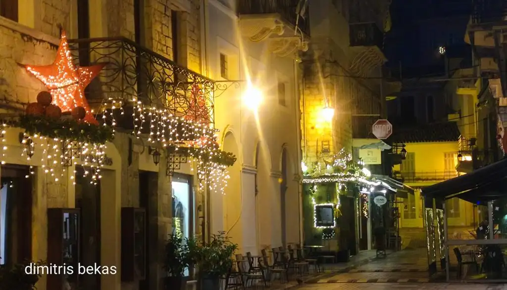 Χριστουγεννιάτικος στολισμός στο Ναύπλιο το βράδυ 2025