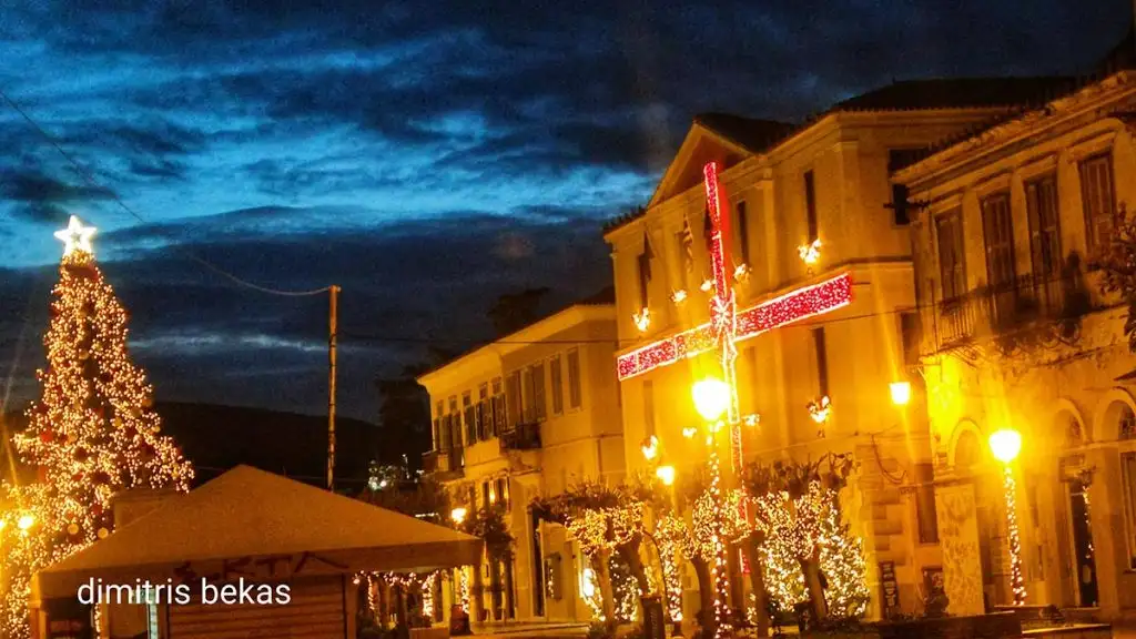 Χριστουγεννιάτικος στολισμός στο Ναύπλιο το βράδυ 2025