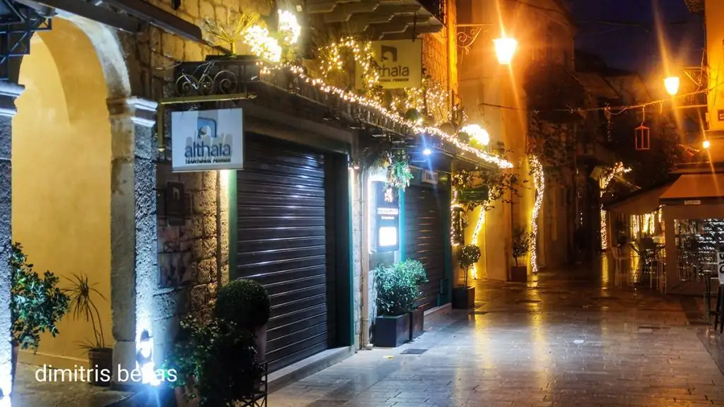 Χριστουγεννιάτικος στολισμός στο Ναύπλιο το βράδυ 2025