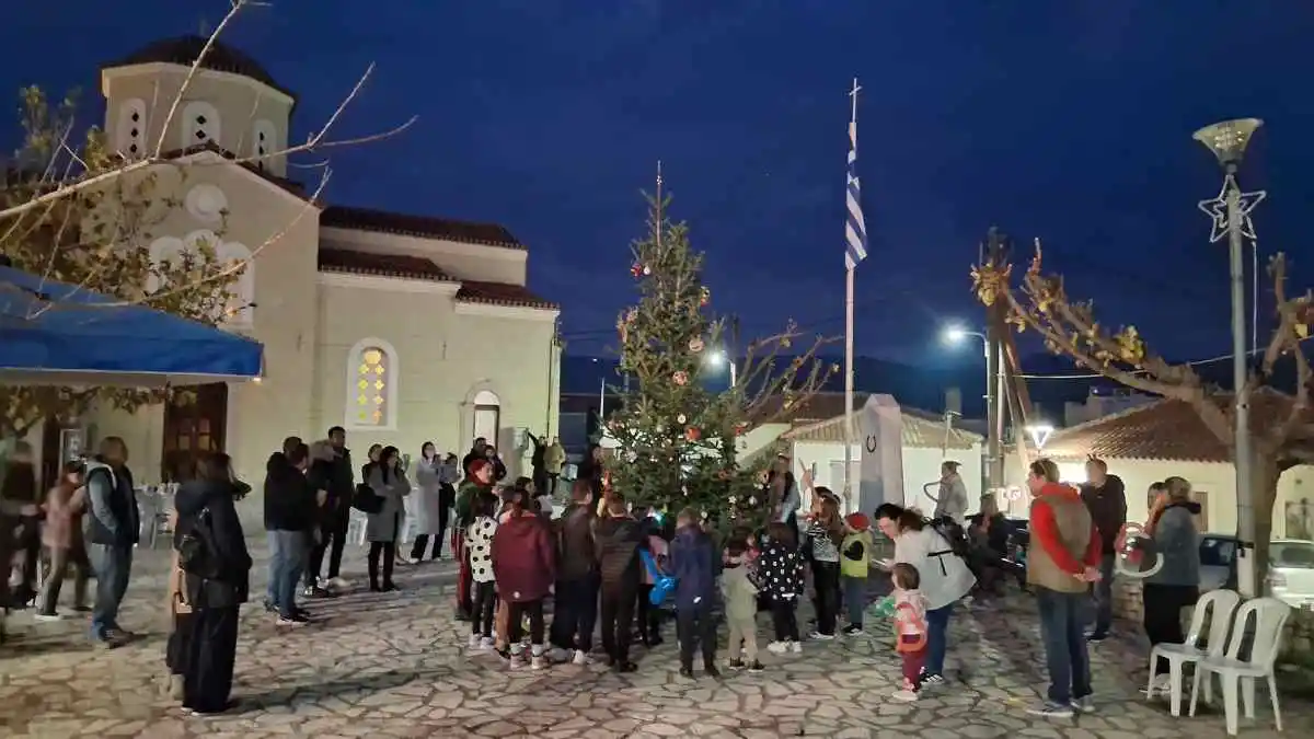 Σε γιορτινό κλίμα το άναμμα του χριστουγεννιάτικου δέντρου στο Παναρίτι Ναυπλίου