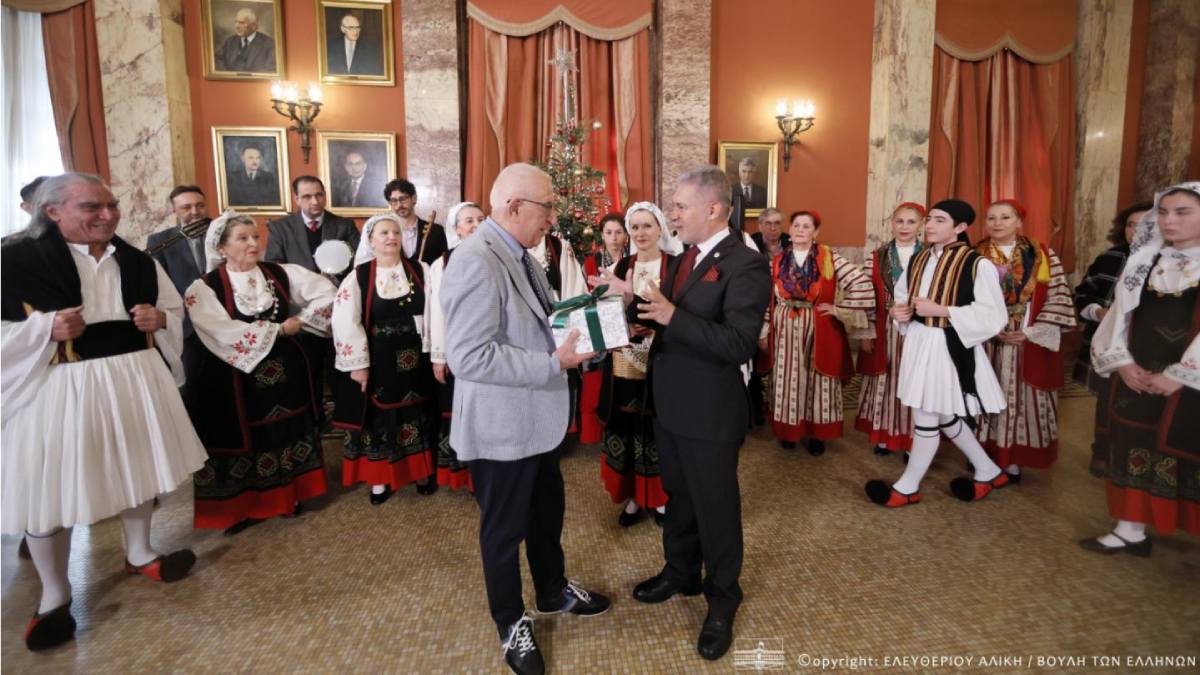 Χριστουγεννιάτικα κάλαντα από την Παναρκαδική Ομοσπονδία Ελλάδος στη Βουλή