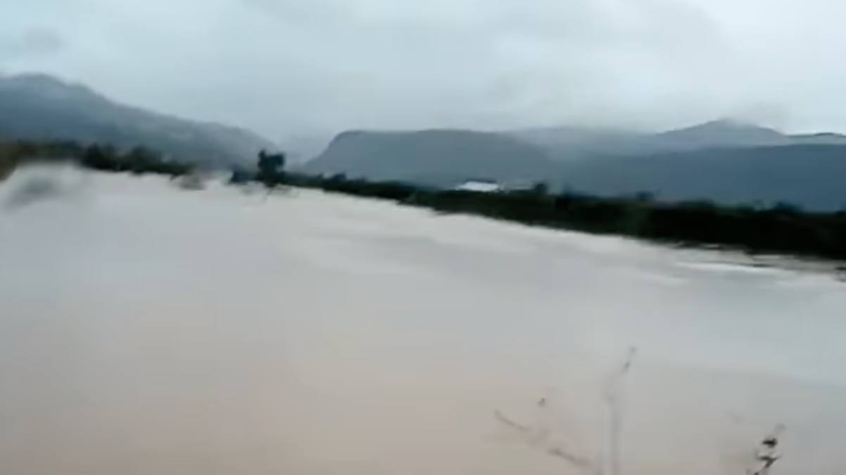 Η Λάκκα πλημμύρισε και «έπνιξε» τα Ίρια (video)