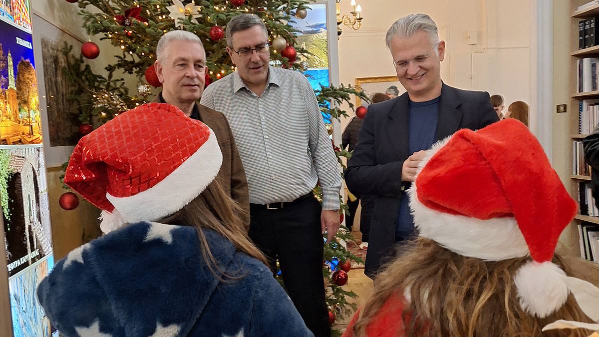 Ευχές, μελωδίες και γιορτινή ατμόσφαιρα για το νέο έτος στην Περιφέρεια Πελοποννήσου