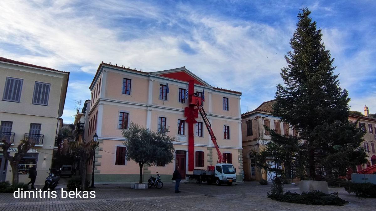 Το Δημαρχείο Ναυπλίου “ντύθηκε” Χριστουγεννιάτικα – Ένας φιόγκος που μαγνητίζει τα βλέμματα