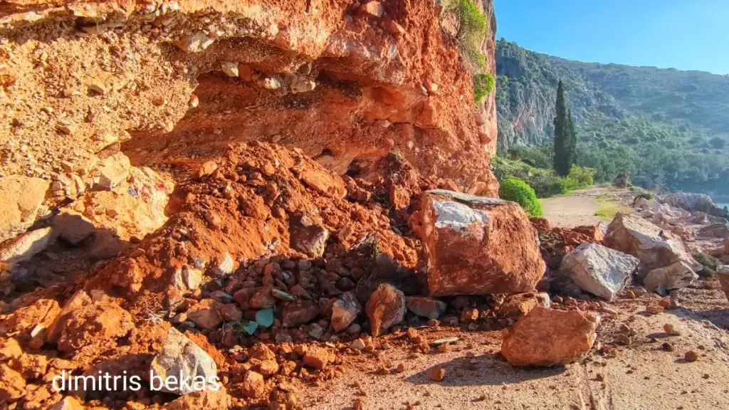 βράχια κατολίσθηση Αρβανιτιά Καραθώνα