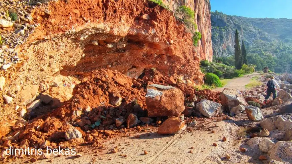 βράχια κατολίσθηση Αρβανιτιά Καραθώνα