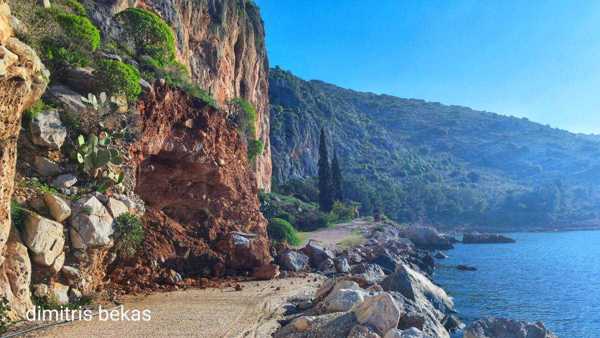 Επικίνδυνη κατολίσθηση στον δρόμο Αρβανιτιά – Καραθώνα: Πεζοπόροι αγνοούν την προειδοποίηση και περνούν μέσα από τα συντρίμμια