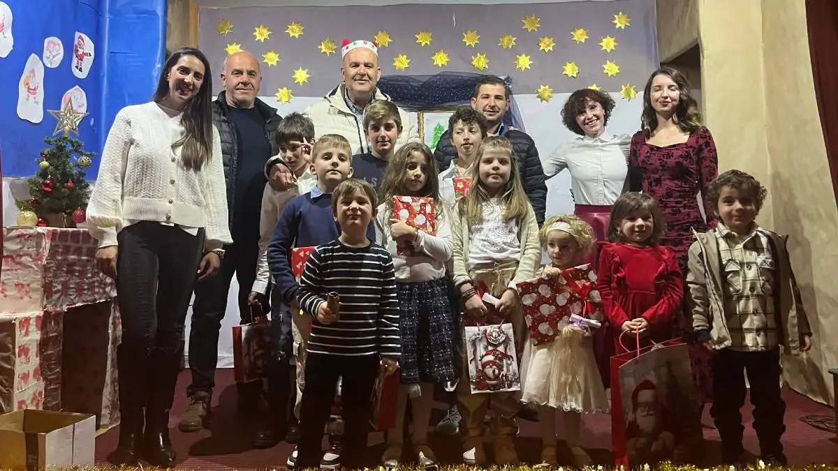 Γιορτινές στιγμές χαράς στο Δημοτικό Σχολείο Βαλτεσινίκου