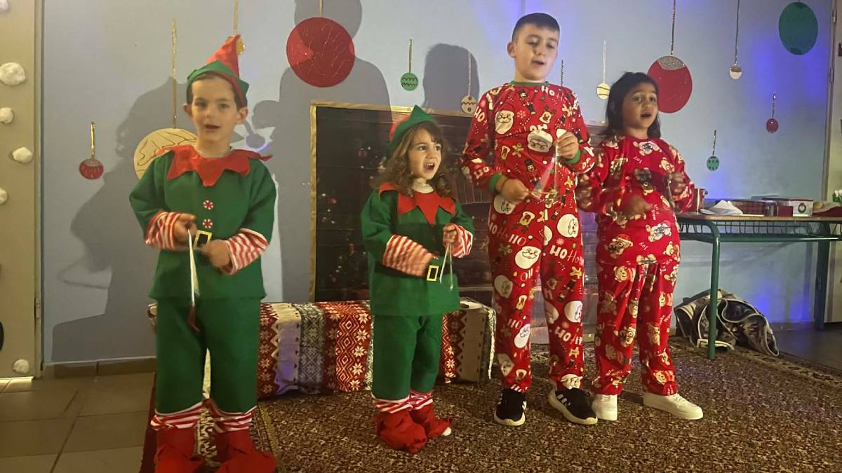 Γιορτινές στιγμές και παιδικά χαμόγελα στη χριστουγεννιάτικη εκδήλωση του Νηπιαγωγείου και Δημοτικού Σχολείου Νεοχωρίου