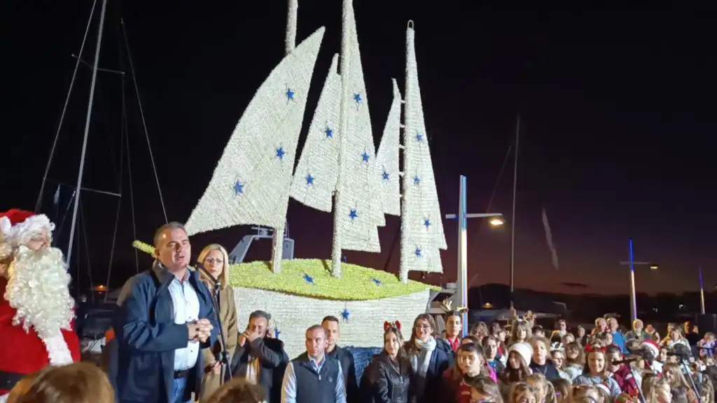 Χριστουγεννιάτικο χρώμα στο λιμάνι Καλαμάτας