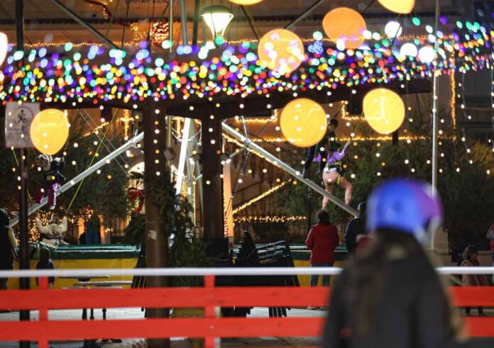 Χριστουγεννιάτικος στολισμός το βράδυ στο Άργος