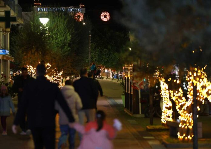 Χριστουγεννιάτικος στολισμός το βράδυ στο Άργος