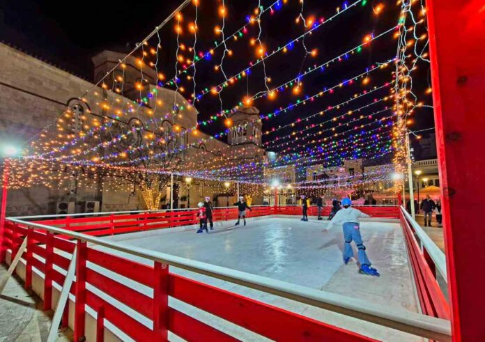 Χριστουγεννιάτικος στολισμός το βράδυ στο Άργος