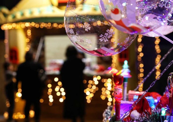 Χριστουγεννιάτικος στολισμός το βράδυ στο Άργος