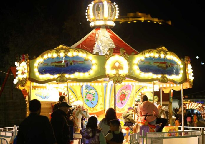 Χριστουγεννιάτικος στολισμός το βράδυ στο Άργος