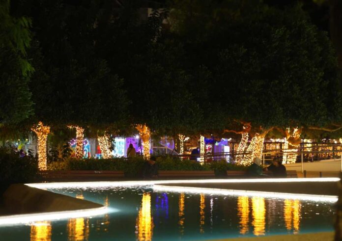 Χριστουγεννιάτικος στολισμός το βράδυ στο Άργος