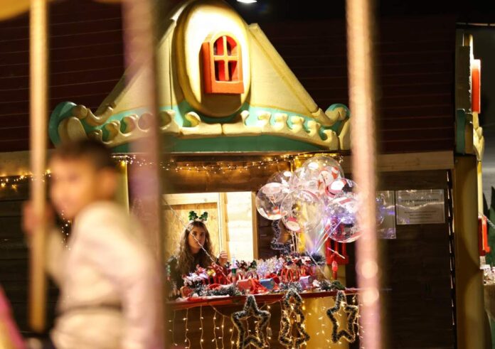 Χριστουγεννιάτικος στολισμός το βράδυ στο Άργος