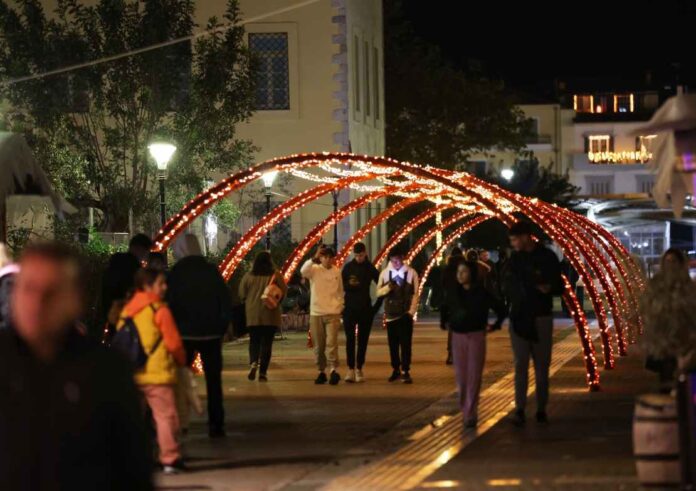 Χριστουγεννιάτικος στολισμός το βράδυ στο Άργος