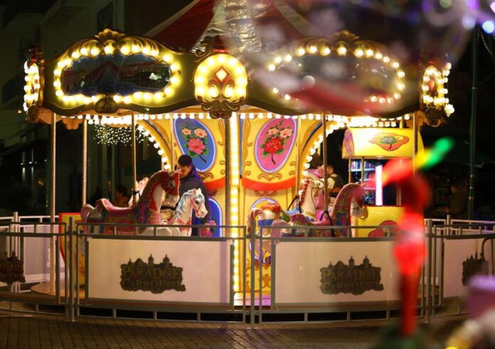 Χριστουγεννιάτικος στολισμός το βράδυ στο Άργος